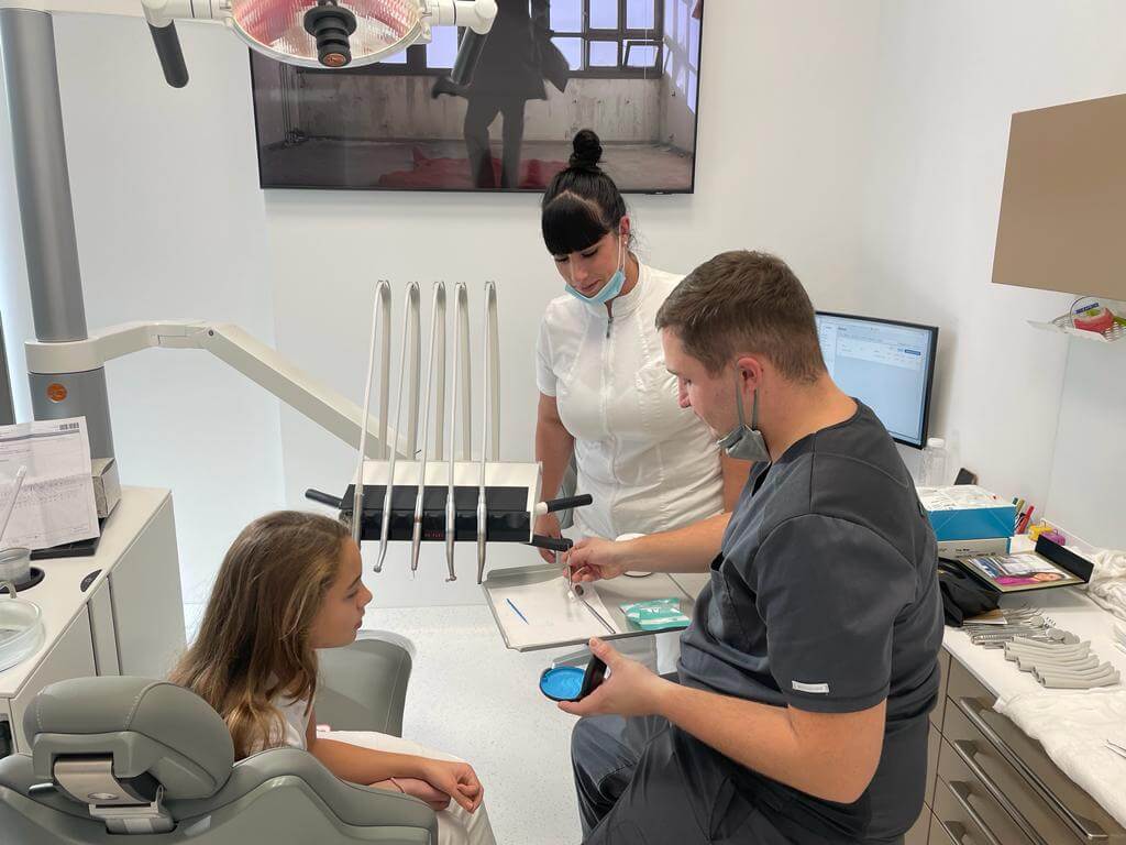 Najstnica na pregledu za Invisalign pri OrthoDentalu v Mariboru