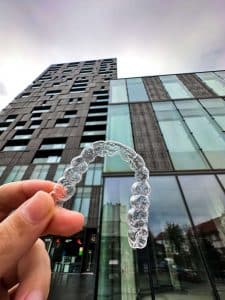 Invisalign folija pred stavbo v kateri je ordinacija OrthoDental