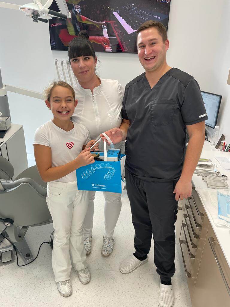 Mlada pacientka na pregledu za Invisalign pri OrthoDentalu v Lenartu