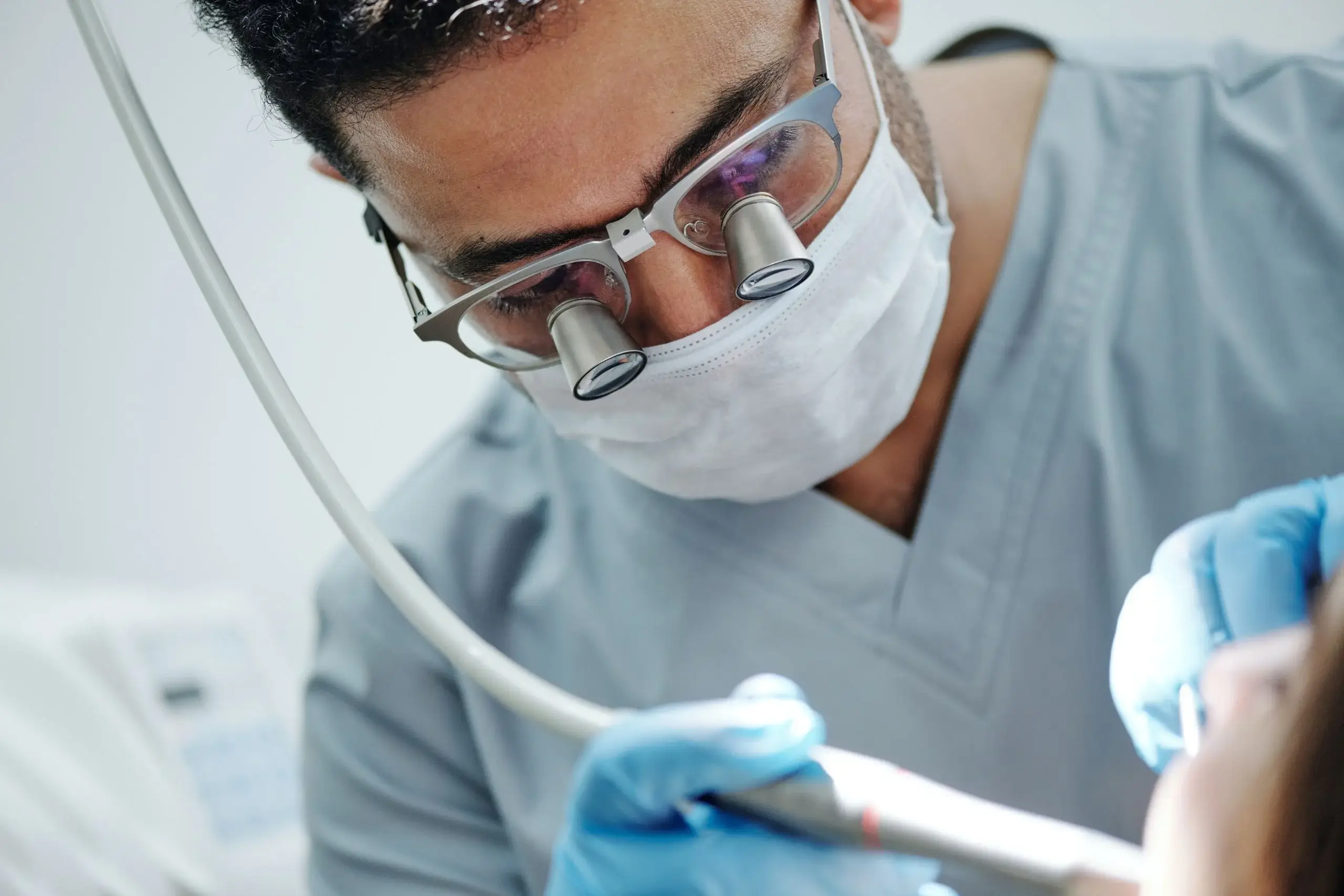 Oral-surgery wisdom-tooth procedure illustration