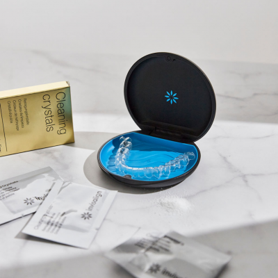 Invisalign nevidni zobni aparat v škatlici