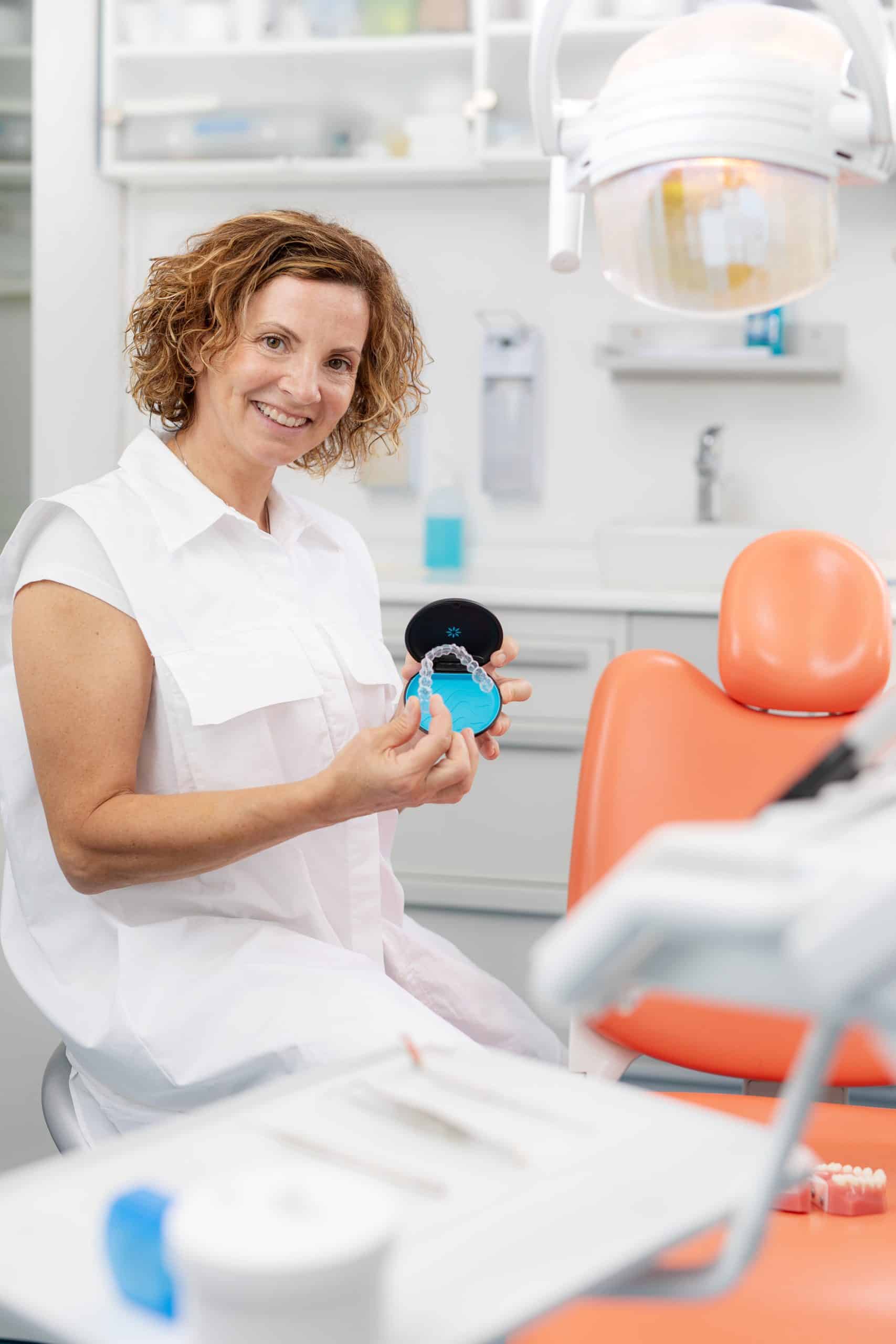Ortodontkinja Gordana Čižmek sa Invisalign alajnerom u ordinaciji OrthoDental