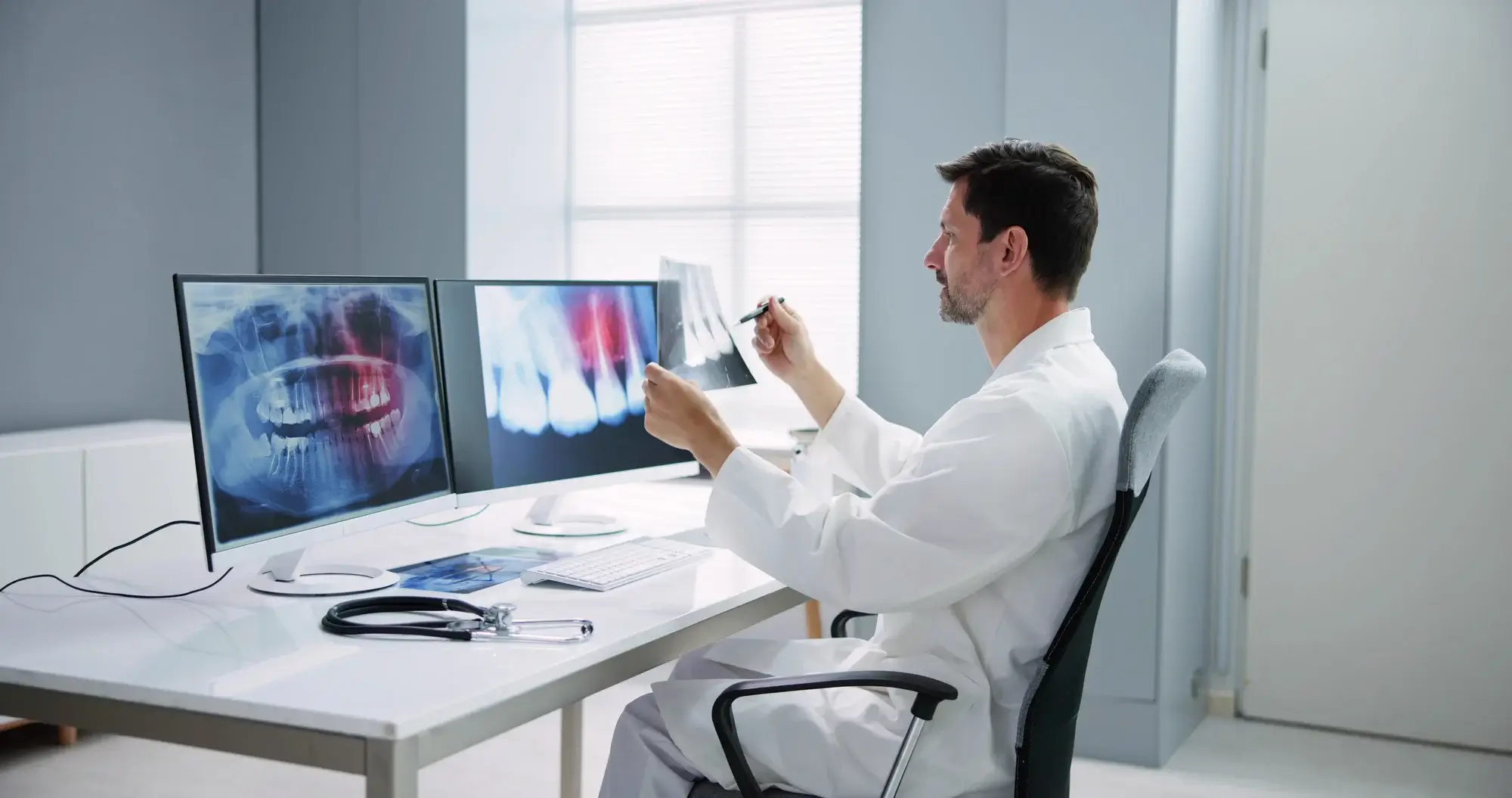Infografika OrthoDental o endodontiji in koreninskem zdravljenju zoba: kaj je endodontija, simptomi vnetja zobne pulpe, potek zdravljenja, uspešnost posega in oskrba po posegu.