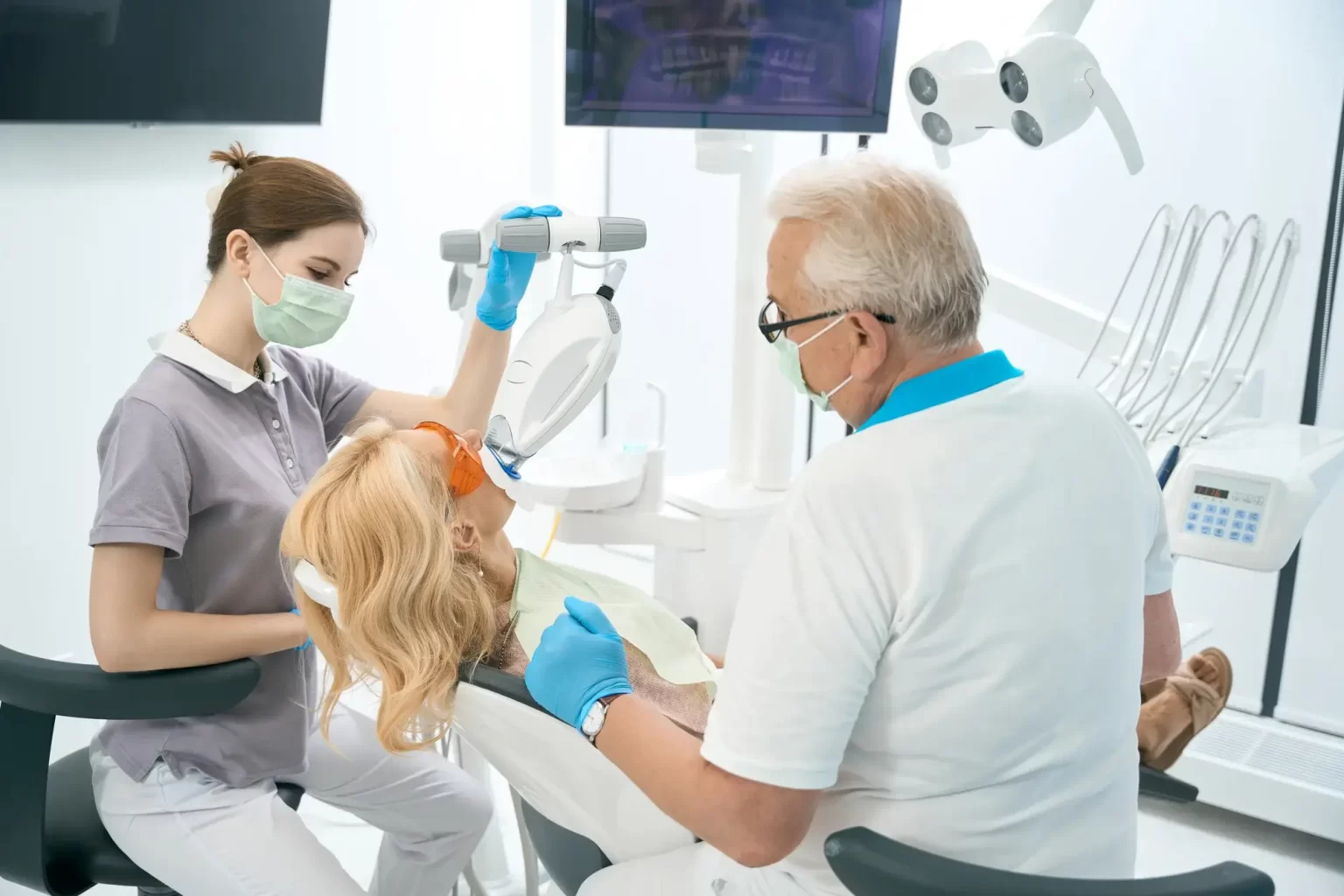Izdelava zobne zalivke pri OrthoDentalu.