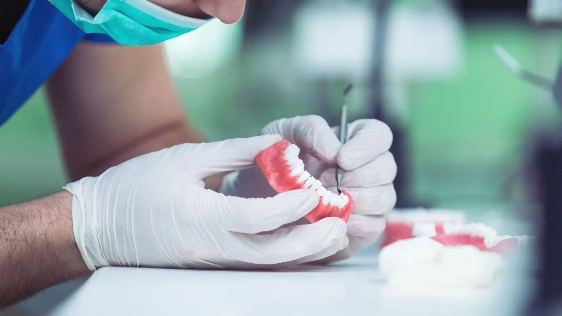 Zobni tehnik izdeluje zobno protezo v dentalnem laboratoriju.