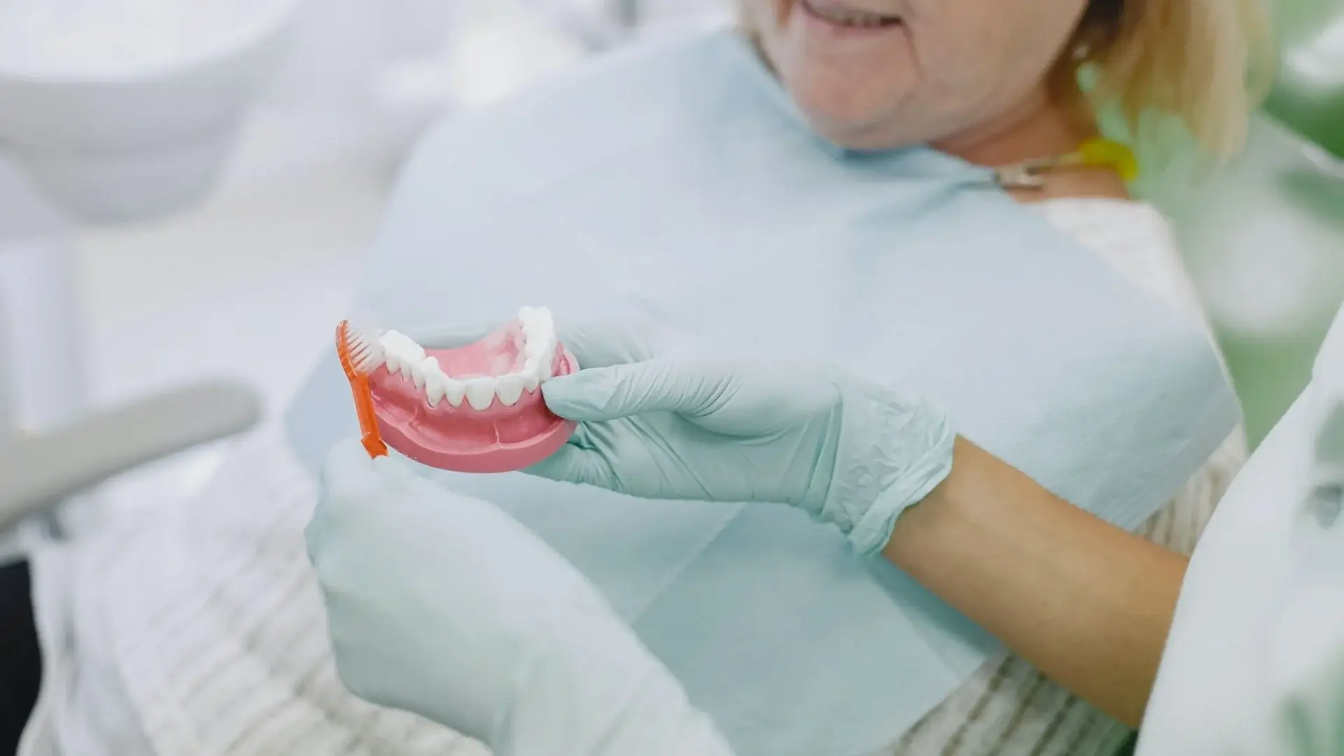 Zadovoljna pacientka z novo zobno protezo pri OrthoDentalu.